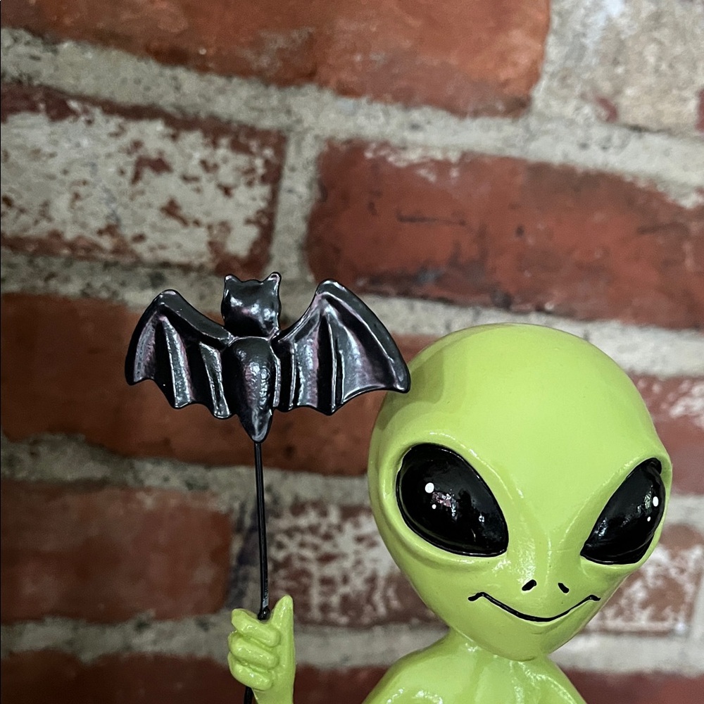 Alien Figurine with Bat and Pumpkin - Picture 4 of 8
